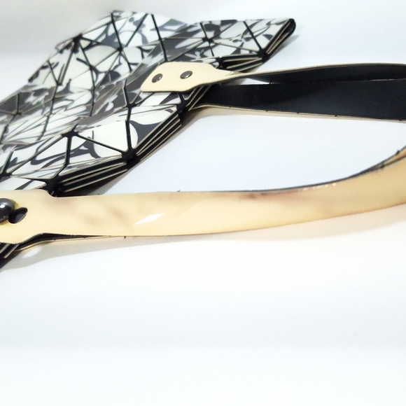 Inzi Black & White Silicone Plastic Triangle Geometric Purse - Picture 9 of 12